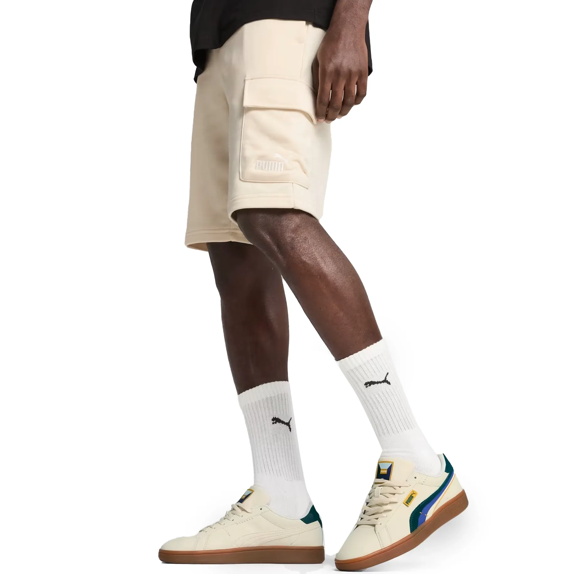 Bermuda masculina Puma bege, modelo cargo, com bolsos laterais e logo bordado na perna esquerda